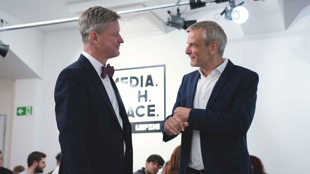 Dr Andreas Handschuh, Head of the Saxon State Chancellery, and Prof. Dr Markus Heinker, Dean of the Faculty of Media, in conversation