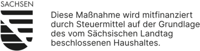 Signet des Freistaat Sachsen mit dem Zusatz "Diese Maßnahme wird mitfinanziert durch Steuermittel auf der Grundlage des vom Sächsischen Landtag beschlossenen Haushaltes."