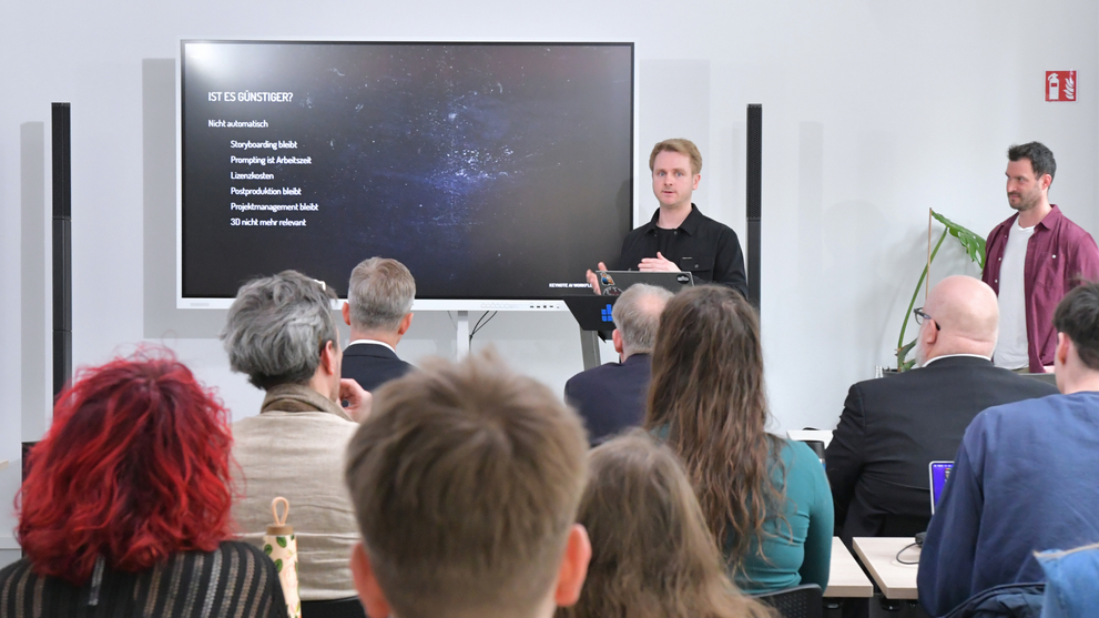 Robert Schröder giving a talk on AI in the TV series “In aller Freundschaft”